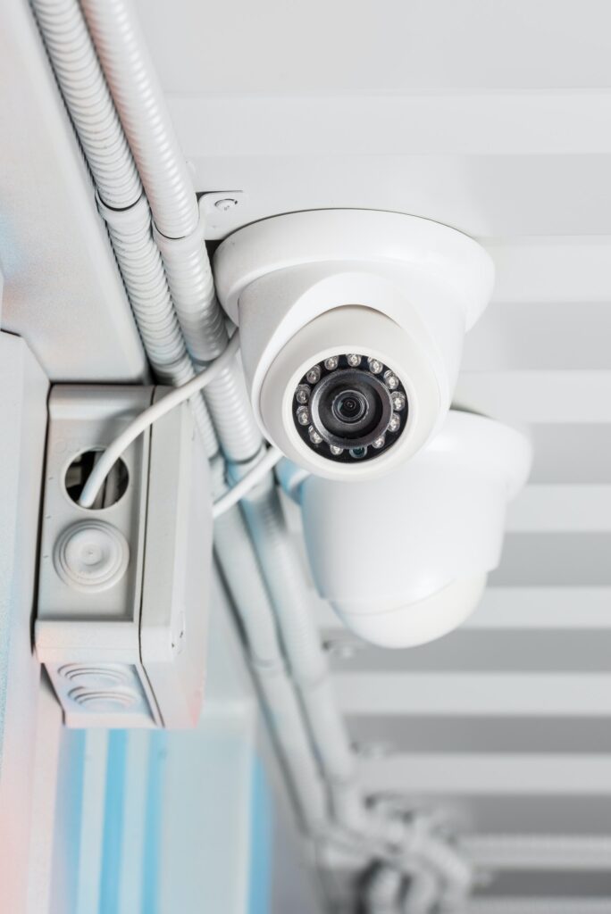Cámara de seguridad domo instalada en techo